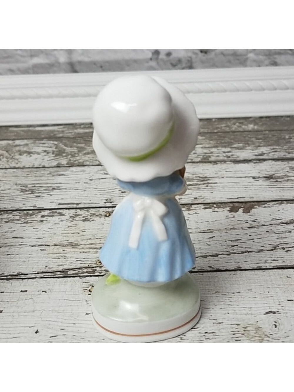 Vintage cute little girl holding birdhouse figurine - Picture 2 of 3